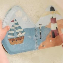 Rubo Toys Little Dutch Badboekje Sailors Bay - Badboekje - Vrolijke Tekeningen - Drijft - Makkelijk Droog -Aanbiedingen badspeelgoed Winkel 550x403 2