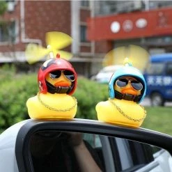 Merkloos Auto Eendje Decoratie - Bad Eend - Auto En Fiets Decoratie - Met Kleefstrip, 8 Helm , Propellor, Zonnebril En Gouden Ketting -Aanbiedingen badspeelgoed Winkel 550x471