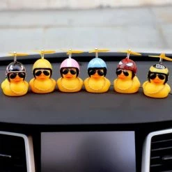 Merkloos Auto Eendje Decoratie - Bad Eend - Auto En Fiets Decoratie - Met Kleefstrip, 8 Helm , Propellor, Zonnebril En Gouden Ketting -Aanbiedingen badspeelgoed Winkel 550x550 166