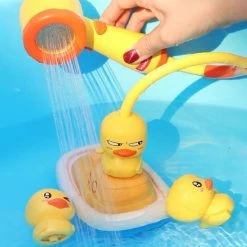VG Deals Interactief Bad Speelgoed | Eenden Boot Met Douche | Watersproei Boot | 4 In 1 Bad Speelgoed Douche| Baby En Peuter Speelgoed | Bad Boot Met 4 Verschillende Sproeikoppen |4 Opzet Stukken | Duck Shower| Bad Eend | Jongens En Meisjes -Aanbiedingen badspeelgoed Winkel 550x550 269