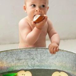 Oli & Carol Oli And Carol- Badspeeltje - Bijtspeeltje - Veilig - Natuurlijk - Appel -Aanbiedingen badspeelgoed Winkel 550x550 613