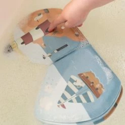 Rubo Toys Little Dutch Badboekje Sailors Bay - Badboekje - Vrolijke Tekeningen - Drijft - Makkelijk Droog -Aanbiedingen badspeelgoed Winkel 550x638 1