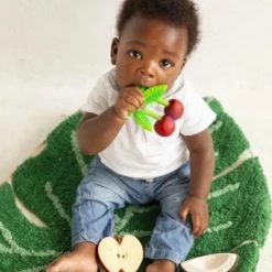 Oli & Carol Oli&Carol - Badspeeltje - Kers -Aanbiedingen badspeelgoed Winkel 550x707 1