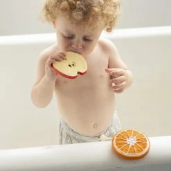 Oli & Carol Oli And Carol- Badspeeltje - Bijtspeeltje - Veilig - Natuurlijk - Appel -Aanbiedingen badspeelgoed Winkel 550x825 30